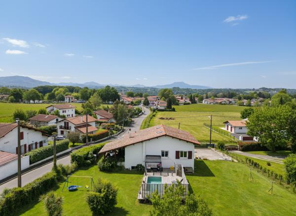 Jatxou - Opportunité rare : maison avec vue sur la Rhune, terrain constructible et fort potentiel d'évolution