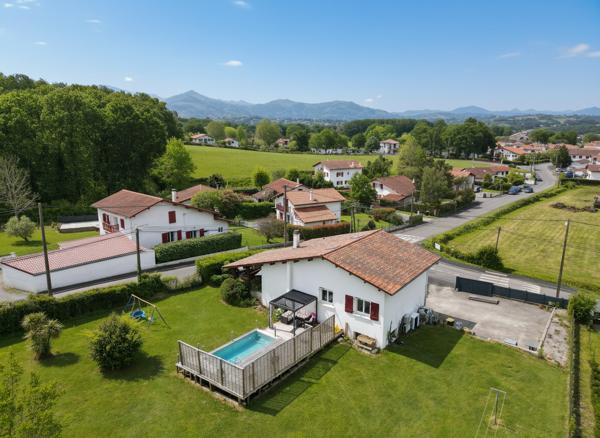 Jatxou - Opportunité rare : maison avec vue sur la Rhune, terrain constructible et fort potentiel d'évolution
