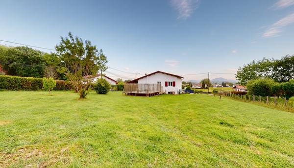 Jatxou - Opportunité rare : maison avec vue sur la Rhune, terrain constructible et fort potentiel d'évolution