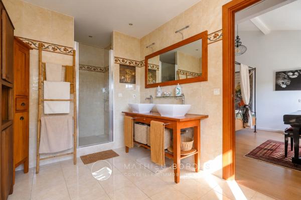 163 m², dernier étage, grande terrasse et quatre stationnements : un appartement aux volumes rares