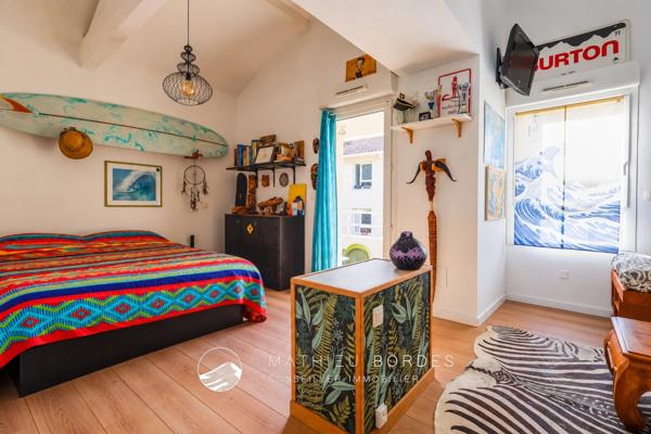 163 m², dernier étage, grande terrasse et quatre stationnements : un appartement aux volumes rares