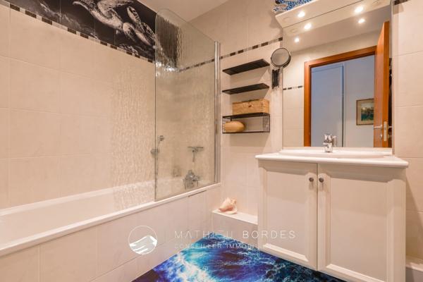 163 m², dernier étage, grande terrasse et quatre stationnements : un appartement aux volumes rares