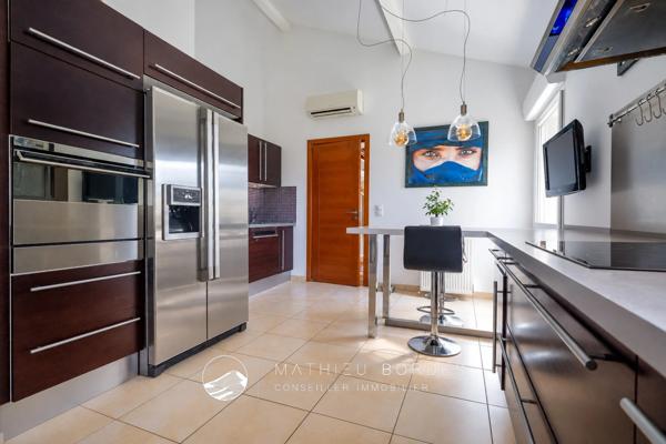 163 m², dernier étage, grande terrasse et quatre stationnements : un appartement aux volumes rares