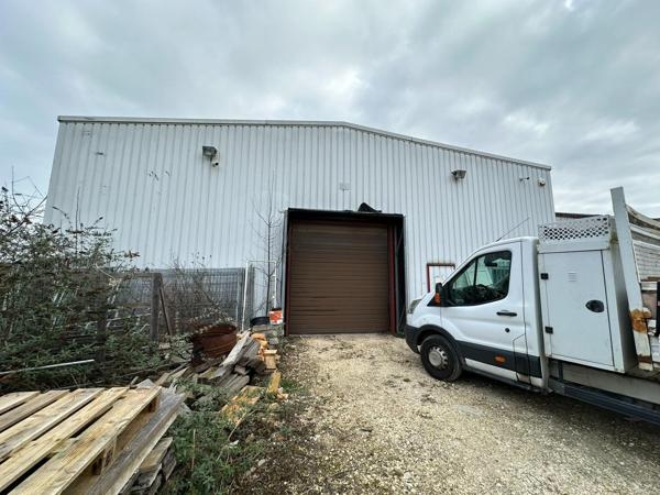 Bâtiment de stockage avec parking + bureau