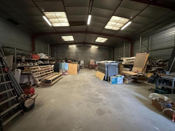 Bâtiment de stockage avec parking + bureau
