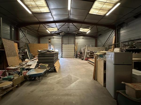 Bâtiment de stockage avec parking + bureau