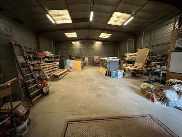 Bâtiment de stockage avec parking + bureau