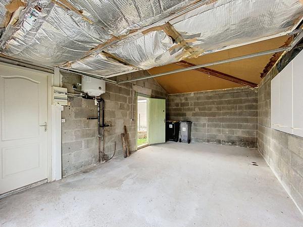 Maison individuelle , 96m2 sur terrain 384m2, trois chambres, un bureau, un garage.