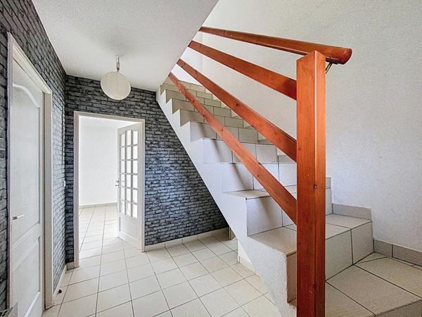 Maison individuelle , 96m2 sur terrain 384m2, trois chambres, un bureau, un garage.