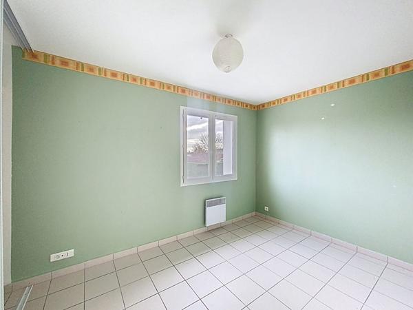 Maison individuelle , 96m2 sur terrain 384m2, trois chambres, un bureau, un garage.