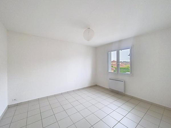 Maison individuelle , 96m2 sur terrain 384m2, trois chambres, un bureau, un garage.
