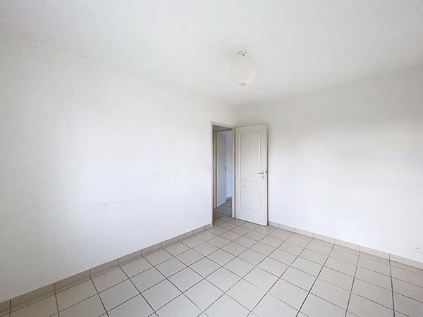 Maison individuelle , 96m2 sur terrain 384m2, trois chambres, un bureau, un garage.