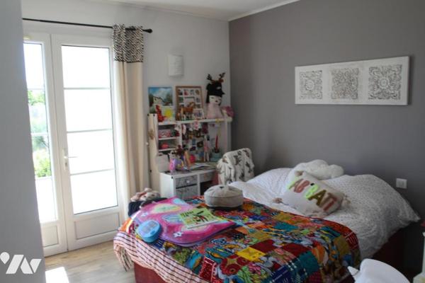 AIFFRES, PROCHES COMMODITES, BELLE VILLA DE PLAIN PIED EN PARFAIT ETAT AVEC PISCINE.