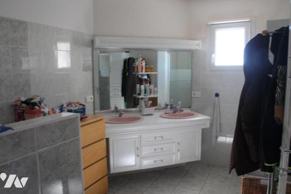AIFFRES, PROCHES COMMODITES, BELLE VILLA DE PLAIN PIED EN PARFAIT ETAT AVEC PISCINE.