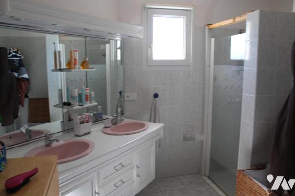 AIFFRES, PROCHES COMMODITES, BELLE VILLA DE PLAIN PIED EN PARFAIT ETAT AVEC PISCINE.