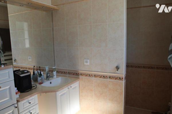 AIFFRES, PROCHES COMMODITES, BELLE VILLA DE PLAIN PIED EN PARFAIT ETAT AVEC PISCINE.