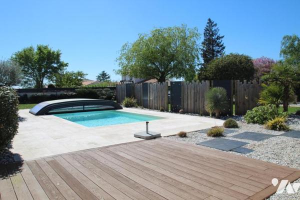 AIFFRES, PROCHES COMMODITES, BELLE VILLA DE PLAIN PIED EN PARFAIT ETAT AVEC PISCINE.