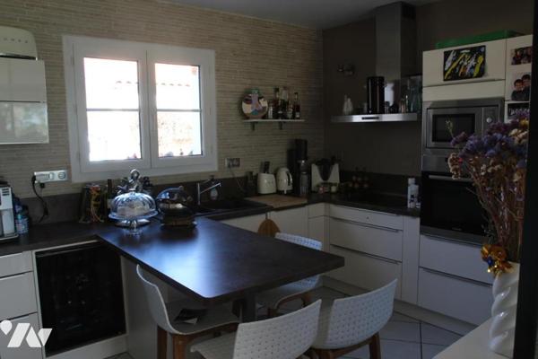 AIFFRES, PROCHES COMMODITES, BELLE VILLA DE PLAIN PIED EN PARFAIT ETAT AVEC PISCINE.