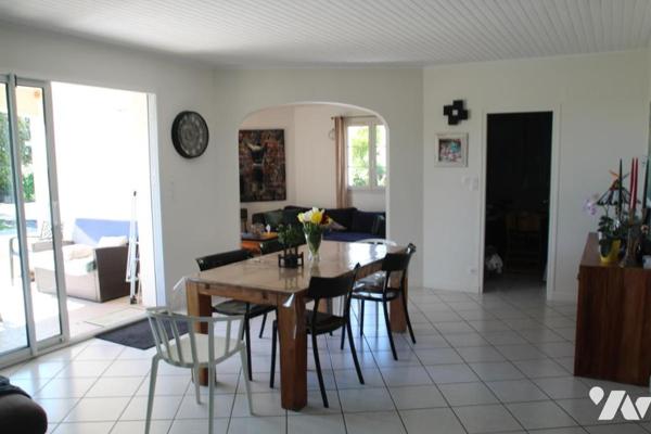 AIFFRES, PROCHES COMMODITES, BELLE VILLA DE PLAIN PIED EN PARFAIT ETAT AVEC PISCINE.