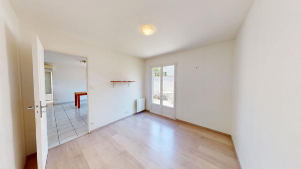 Maison de plain-pied à vendre à Saint-Jean-de-Braye, 2 chambres, garage, panneaux solaires et climatisation