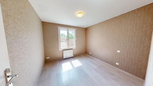 Maison de plain-pied à vendre à Saint-Jean-de-Braye, 2 chambres, garage, panneaux solaires et climatisation