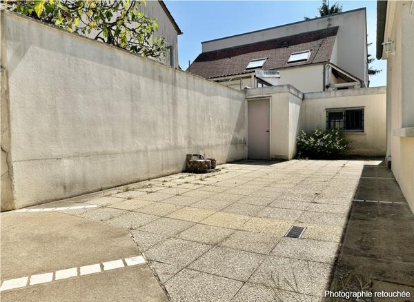 Maison de plain-pied à vendre à Saint-Jean-de-Braye, 2 chambres, garage, panneaux solaires et climatisation