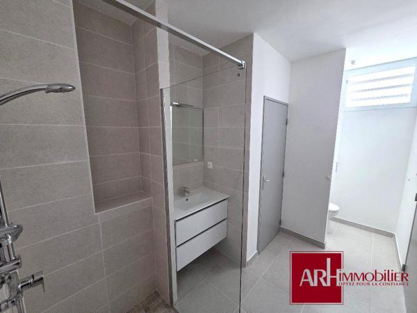 A LOUER - Appartement F1 neuf - Plateau Caillou avec belle vue mer
