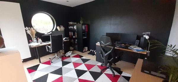 MAISON 3 CHAMBRES - BUREAU - GARAGE - PATIO ENSOLEILLE - POSSIBILITE DE SEMI PLAIN PIED