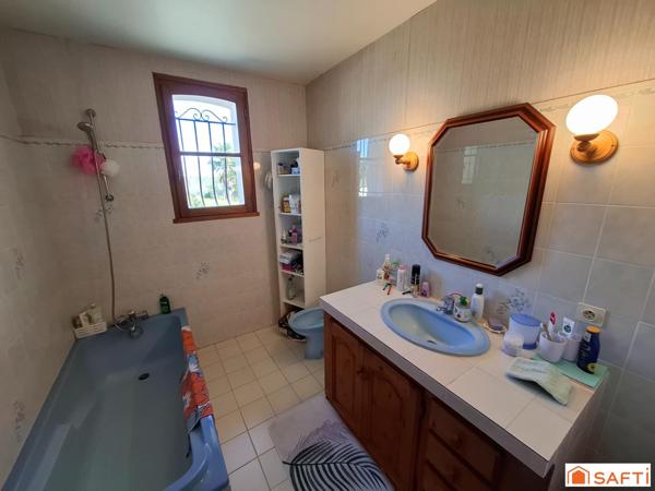 Maison familiale sur vaste terrain avec dépendances et fort potentiel