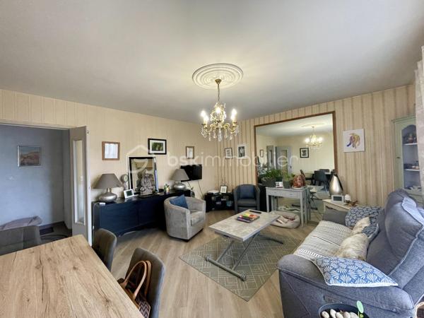 Idéalement situé en plein centre de Joué-lès-Tours, à proximité immédiate des commerces, transports et commodités, venez découvrir cet appartement T3 de 72 m², situé au 3ᵉ étage avec ascenseur d’une résidence sécurisée et entretenue.

Situé au 3ème étage, il se compose d’une pièce de vie lumineuse avec accès à la terrasse, d’une cuisine aménagée et équipée d’une plaque de cuisson et d’une hotte, de deux chambres, d’une salle d’eau à rafraîchir, d’un WC indépendant ainsi que de nombreux rangements.

L’appartement bénéficie également de fenêtres récentes en double vitrage, d’une cave et d’un garage fermé, un véritable atout en centre-ville.

Classé C au DPE, il offre une bonne performance énergétique.

Quelques travaux de rafraîchissement permettront de le personnaliser et d’en révéler tout le potentiel.

Les + :

* Emplacement central
* 72 m²
* 2 chambres
* Terrasse
* Ascenseur
* Garage fermé
* Cave
* Double vitrage récent
* DPE C

Charges annuelles prévisionnelles : 2 964 €, comprenant notamment le chauffage, l’eau froide, l’eau chaude, le gardien, l’ascenseur ainsi que l’entretien des parties communes.