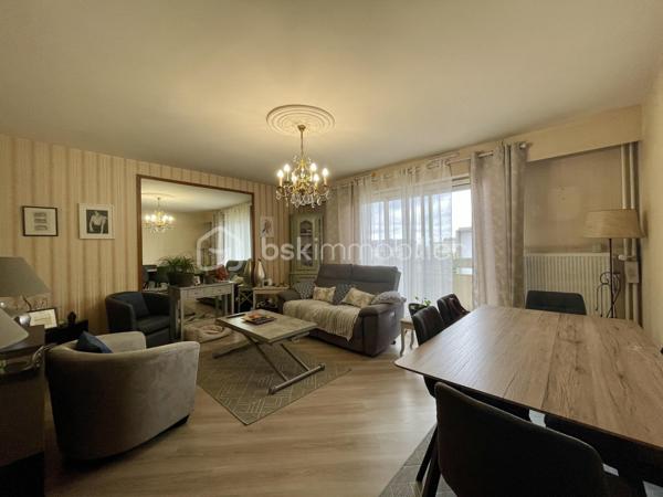 Idéalement situé en plein centre de Joué-lès-Tours, à proximité immédiate des commerces, transports et commodités, venez découvrir cet appartement T3 de 72 m², situé au 3ᵉ étage avec ascenseur d’une résidence sécurisée et entretenue.

Situé au 3ème étage, il se compose d’une pièce de vie lumineuse avec accès à la terrasse, d’une cuisine aménagée et équipée d’une plaque de cuisson et d’une hotte, de deux chambres, d’une salle d’eau à rafraîchir, d’un WC indépendant ainsi que de nombreux rangements.

L’appartement bénéficie également de fenêtres récentes en double vitrage, d’une cave et d’un garage fermé, un véritable atout en centre-ville.

Classé C au DPE, il offre une bonne performance énergétique.

Quelques travaux de rafraîchissement permettront de le personnaliser et d’en révéler tout le potentiel.

Les + :

* Emplacement central
* 72 m²
* 2 chambres
* Terrasse
* Ascenseur
* Garage fermé
* Cave
* Double vitrage récent
* DPE C

Charges annuelles prévisionnelles : 2 964 €, comprenant notamment le chauffage, l’eau froide, l’eau chaude, le gardien, l’ascenseur ainsi que l’entretien des parties communes.
