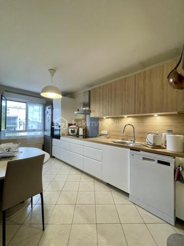 Idéalement situé en plein centre de Joué-lès-Tours, à proximité immédiate des commerces, transports et commodités, venez découvrir cet appartement T3 de 72 m², situé au 3ᵉ étage avec ascenseur d’une résidence sécurisée et entretenue.

Situé au 3ème étage, il se compose d’une pièce de vie lumineuse avec accès à la terrasse, d’une cuisine aménagée et équipée d’une plaque de cuisson et d’une hotte, de deux chambres, d’une salle d’eau à rafraîchir, d’un WC indépendant ainsi que de nombreux rangements.

L’appartement bénéficie également de fenêtres récentes en double vitrage, d’une cave et d’un garage fermé, un véritable atout en centre-ville.

Classé C au DPE, il offre une bonne performance énergétique.

Quelques travaux de rafraîchissement permettront de le personnaliser et d’en révéler tout le potentiel.

Les + :

* Emplacement central
* 72 m²
* 2 chambres
* Terrasse
* Ascenseur
* Garage fermé
* Cave
* Double vitrage récent
* DPE C

Charges annuelles prévisionnelles : 2 964 €, comprenant notamment le chauffage, l’eau froide, l’eau chaude, le gardien, l’ascenseur ainsi que l’entretien des parties communes.