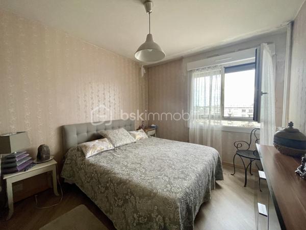 Idéalement situé en plein centre de Joué-lès-Tours, à proximité immédiate des commerces, transports et commodités, venez découvrir cet appartement T3 de 72 m², situé au 3ᵉ étage avec ascenseur d’une résidence sécurisée et entretenue.

Situé au 3ème étage, il se compose d’une pièce de vie lumineuse avec accès à la terrasse, d’une cuisine aménagée et équipée d’une plaque de cuisson et d’une hotte, de deux chambres, d’une salle d’eau à rafraîchir, d’un WC indépendant ainsi que de nombreux rangements.

L’appartement bénéficie également de fenêtres récentes en double vitrage, d’une cave et d’un garage fermé, un véritable atout en centre-ville.

Classé C au DPE, il offre une bonne performance énergétique.

Quelques travaux de rafraîchissement permettront de le personnaliser et d’en révéler tout le potentiel.

Les + :

* Emplacement central
* 72 m²
* 2 chambres
* Terrasse
* Ascenseur
* Garage fermé
* Cave
* Double vitrage récent
* DPE C

Charges annuelles prévisionnelles : 2 964 €, comprenant notamment le chauffage, l’eau froide, l’eau chaude, le gardien, l’ascenseur ainsi que l’entretien des parties communes.