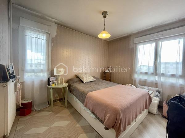 Idéalement situé en plein centre de Joué-lès-Tours, à proximité immédiate des commerces, transports et commodités, venez découvrir cet appartement T3 de 72 m², situé au 3ᵉ étage avec ascenseur d’une résidence sécurisée et entretenue.

Situé au 3ème étage, il se compose d’une pièce de vie lumineuse avec accès à la terrasse, d’une cuisine aménagée et équipée d’une plaque de cuisson et d’une hotte, de deux chambres, d’une salle d’eau à rafraîchir, d’un WC indépendant ainsi que de nombreux rangements.

L’appartement bénéficie également de fenêtres récentes en double vitrage, d’une cave et d’un garage fermé, un véritable atout en centre-ville.

Classé C au DPE, il offre une bonne performance énergétique.

Quelques travaux de rafraîchissement permettront de le personnaliser et d’en révéler tout le potentiel.

Les + :

* Emplacement central
* 72 m²
* 2 chambres
* Terrasse
* Ascenseur
* Garage fermé
* Cave
* Double vitrage récent
* DPE C

Charges annuelles prévisionnelles : 2 964 €, comprenant notamment le chauffage, l’eau froide, l’eau chaude, le gardien, l’ascenseur ainsi que l’entretien des parties communes.