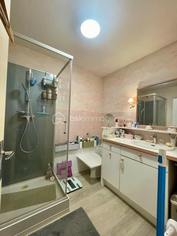 Idéalement situé en plein centre de Joué-lès-Tours, à proximité immédiate des commerces, transports et commodités, venez découvrir cet appartement T3 de 72 m², situé au 3ᵉ étage avec ascenseur d’une résidence sécurisée et entretenue.

Situé au 3ème étage, il se compose d’une pièce de vie lumineuse avec accès à la terrasse, d’une cuisine aménagée et équipée d’une plaque de cuisson et d’une hotte, de deux chambres, d’une salle d’eau à rafraîchir, d’un WC indépendant ainsi que de nombreux rangements.

L’appartement bénéficie également de fenêtres récentes en double vitrage, d’une cave et d’un garage fermé, un véritable atout en centre-ville.

Classé C au DPE, il offre une bonne performance énergétique.

Quelques travaux de rafraîchissement permettront de le personnaliser et d’en révéler tout le potentiel.

Les + :

* Emplacement central
* 72 m²
* 2 chambres
* Terrasse
* Ascenseur
* Garage fermé
* Cave
* Double vitrage récent
* DPE C

Charges annuelles prévisionnelles : 2 964 €, comprenant notamment le chauffage, l’eau froide, l’eau chaude, le gardien, l’ascenseur ainsi que l’entretien des parties communes.