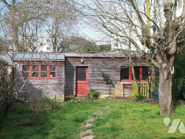 Quartier Saint-Thérèse : Sur un terrain de 284m², maison d'habitation des années 50 avec extens...