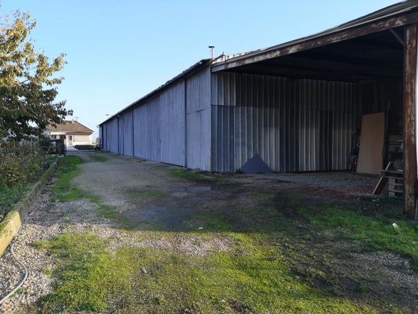 Terrain  avec hangars fermés. Rare ! Stockage possible, idéal artisan