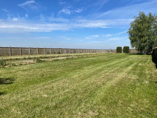 Terrain  avec hangars fermés. Rare ! Stockage possible, idéal artisan