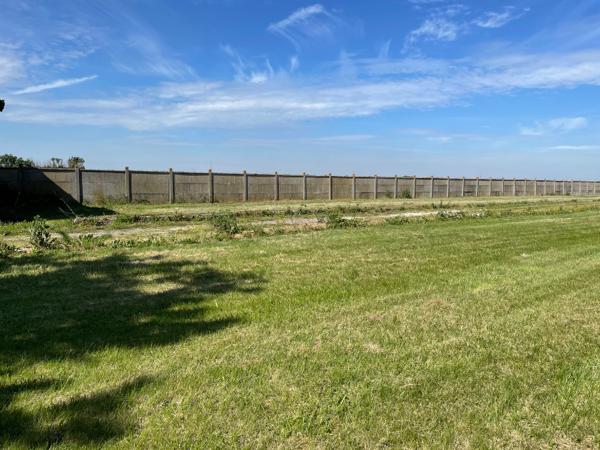 Terrain  avec hangars fermés. Rare ! Stockage possible, idéal artisan