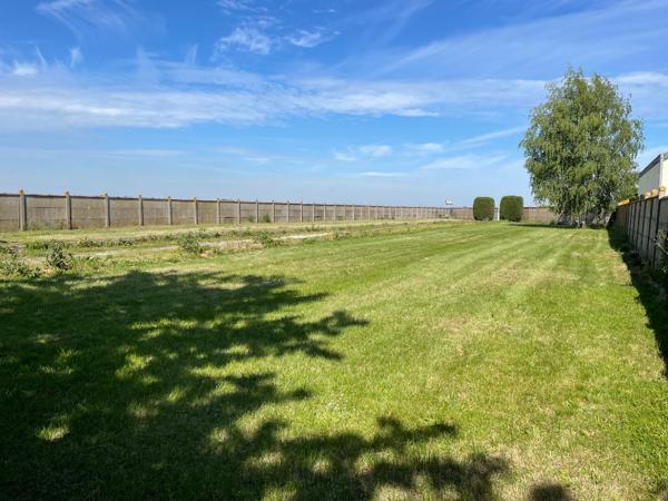 Terrain  avec hangars fermés. Rare ! Stockage possible, idéal artisan