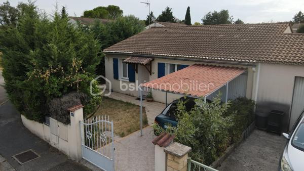 Maison en rez-de-chaussée dans un environnement calme tout en restant proche de toutes les commodités.
Elle est pourvue de 72 m² habitables, 3 chambres et un garage. 

Dès l'entrée, vous accédez a un hall, donnant sur une agréable pièce de vie lumineuse de 20.21 m² et à la une cuisine de 7 m².
La partie nuit est composée de trois chambres de 8 à 13.80 m²  avec placards integrés, une salle de bains ainsi qu'un WC séparé. 

Un garage de 15 m² complète l'ensemble, offrant un espace de stationnement ou de rangement appréciable.

À l'extérieur, vous profiterez d'un terrain entièrement clôturé de 405 m² agrémenté d'une terrasse.
Son jardin offre également la possibilité d'installer une petite piscine, afin de profiter pleinement des beaux jours.

Construite en de 1985, dans un ancien lotissement, la maison est équipée d'un chauffage central au gaz, de menuiseries PVC double vitrage, est une évacuation au tout-à-l'égout. 

Son emplacement privilégié donne accès aux proximité des commerces, des écoles et des principaux services, en fait un bien idéal pour une famille, un jeune couple pour un premier achat, ou un personne âgé recherchant la sécurité et les proximités.