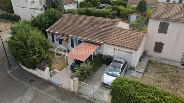 Maison en rez-de-chaussée dans un environnement calme tout en restant proche de toutes les commodités.
Elle est pourvue de 72 m² habitables, 3 chambres et un garage. 

Dès l'entrée, vous accédez a un hall, donnant sur une agréable pièce de vie lumineuse de 20.21 m² et à la une cuisine de 7 m².
La partie nuit est composée de trois chambres de 8 à 13.80 m²  avec placards integrés, une salle de bains ainsi qu'un WC séparé. 

Un garage de 15 m² complète l'ensemble, offrant un espace de stationnement ou de rangement appréciable.

À l'extérieur, vous profiterez d'un terrain entièrement clôturé de 405 m² agrémenté d'une terrasse.
Son jardin offre également la possibilité d'installer une petite piscine, afin de profiter pleinement des beaux jours.

Construite en de 1985, dans un ancien lotissement, la maison est équipée d'un chauffage central au gaz, de menuiseries PVC double vitrage, est une évacuation au tout-à-l'égout. 

Son emplacement privilégié donne accès aux proximité des commerces, des écoles et des principaux services, en fait un bien idéal pour une famille, un jeune couple pour un premier achat, ou un personne âgé recherchant la sécurité et les proximités.
