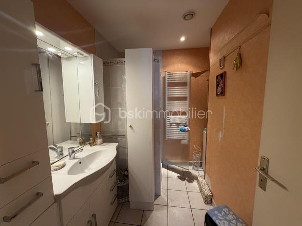Maison en rez-de-chaussée dans un environnement calme tout en restant proche de toutes les commodités.
Elle est pourvue de 72 m² habitables, 3 chambres et un garage. 

Dès l'entrée, vous accédez a un hall, donnant sur une agréable pièce de vie lumineuse de 20.21 m² et à la une cuisine de 7 m².
La partie nuit est composée de trois chambres de 8 à 13.80 m²  avec placards integrés, une salle de bains ainsi qu'un WC séparé. 

Un garage de 15 m² complète l'ensemble, offrant un espace de stationnement ou de rangement appréciable.

À l'extérieur, vous profiterez d'un terrain entièrement clôturé de 405 m² agrémenté d'une terrasse.
Son jardin offre également la possibilité d'installer une petite piscine, afin de profiter pleinement des beaux jours.

Construite en de 1985, dans un ancien lotissement, la maison est équipée d'un chauffage central au gaz, de menuiseries PVC double vitrage, est une évacuation au tout-à-l'égout. 

Son emplacement privilégié donne accès aux proximité des commerces, des écoles et des principaux services, en fait un bien idéal pour une famille, un jeune couple pour un premier achat, ou un personne âgé recherchant la sécurité et les proximités.