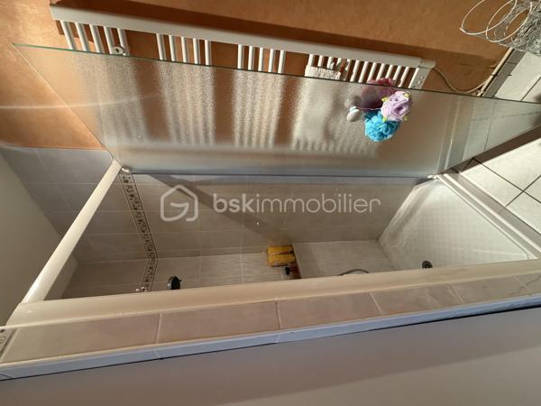 Maison en rez-de-chaussée dans un environnement calme tout en restant proche de toutes les commodités.
Elle est pourvue de 72 m² habitables, 3 chambres et un garage. 

Dès l'entrée, vous accédez a un hall, donnant sur une agréable pièce de vie lumineuse de 20.21 m² et à la une cuisine de 7 m².
La partie nuit est composée de trois chambres de 8 à 13.80 m²  avec placards integrés, une salle de bains ainsi qu'un WC séparé. 

Un garage de 15 m² complète l'ensemble, offrant un espace de stationnement ou de rangement appréciable.

À l'extérieur, vous profiterez d'un terrain entièrement clôturé de 405 m² agrémenté d'une terrasse.
Son jardin offre également la possibilité d'installer une petite piscine, afin de profiter pleinement des beaux jours.

Construite en de 1985, dans un ancien lotissement, la maison est équipée d'un chauffage central au gaz, de menuiseries PVC double vitrage, est une évacuation au tout-à-l'égout. 

Son emplacement privilégié donne accès aux proximité des commerces, des écoles et des principaux services, en fait un bien idéal pour une famille, un jeune couple pour un premier achat, ou un personne âgé recherchant la sécurité et les proximités.