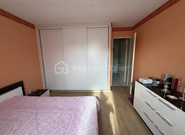 Maison en rez-de-chaussée dans un environnement calme tout en restant proche de toutes les commodités.
Elle est pourvue de 72 m² habitables, 3 chambres et un garage. 

Dès l'entrée, vous accédez a un hall, donnant sur une agréable pièce de vie lumineuse de 20.21 m² et à la une cuisine de 7 m².
La partie nuit est composée de trois chambres de 8 à 13.80 m²  avec placards integrés, une salle de bains ainsi qu'un WC séparé. 

Un garage de 15 m² complète l'ensemble, offrant un espace de stationnement ou de rangement appréciable.

À l'extérieur, vous profiterez d'un terrain entièrement clôturé de 405 m² agrémenté d'une terrasse.
Son jardin offre également la possibilité d'installer une petite piscine, afin de profiter pleinement des beaux jours.

Construite en de 1985, dans un ancien lotissement, la maison est équipée d'un chauffage central au gaz, de menuiseries PVC double vitrage, est une évacuation au tout-à-l'égout. 

Son emplacement privilégié donne accès aux proximité des commerces, des écoles et des principaux services, en fait un bien idéal pour une famille, un jeune couple pour un premier achat, ou un personne âgé recherchant la sécurité et les proximités.
