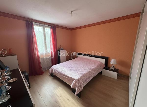 Maison en rez-de-chaussée dans un environnement calme tout en restant proche de toutes les commodités.
Elle est pourvue de 72 m² habitables, 3 chambres et un garage. 

Dès l'entrée, vous accédez a un hall, donnant sur une agréable pièce de vie lumineuse de 20.21 m² et à la une cuisine de 7 m².
La partie nuit est composée de trois chambres de 8 à 13.80 m²  avec placards integrés, une salle de bains ainsi qu'un WC séparé. 

Un garage de 15 m² complète l'ensemble, offrant un espace de stationnement ou de rangement appréciable.

À l'extérieur, vous profiterez d'un terrain entièrement clôturé de 405 m² agrémenté d'une terrasse.
Son jardin offre également la possibilité d'installer une petite piscine, afin de profiter pleinement des beaux jours.

Construite en de 1985, dans un ancien lotissement, la maison est équipée d'un chauffage central au gaz, de menuiseries PVC double vitrage, est une évacuation au tout-à-l'égout. 

Son emplacement privilégié donne accès aux proximité des commerces, des écoles et des principaux services, en fait un bien idéal pour une famille, un jeune couple pour un premier achat, ou un personne âgé recherchant la sécurité et les proximités.