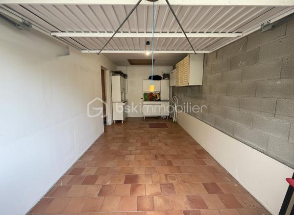 Maison en rez-de-chaussée dans un environnement calme tout en restant proche de toutes les commodités.
Elle est pourvue de 72 m² habitables, 3 chambres et un garage. 

Dès l'entrée, vous accédez a un hall, donnant sur une agréable pièce de vie lumineuse de 20.21 m² et à la une cuisine de 7 m².
La partie nuit est composée de trois chambres de 8 à 13.80 m²  avec placards integrés, une salle de bains ainsi qu'un WC séparé. 

Un garage de 15 m² complète l'ensemble, offrant un espace de stationnement ou de rangement appréciable.

À l'extérieur, vous profiterez d'un terrain entièrement clôturé de 405 m² agrémenté d'une terrasse.
Son jardin offre également la possibilité d'installer une petite piscine, afin de profiter pleinement des beaux jours.

Construite en de 1985, dans un ancien lotissement, la maison est équipée d'un chauffage central au gaz, de menuiseries PVC double vitrage, est une évacuation au tout-à-l'égout. 

Son emplacement privilégié donne accès aux proximité des commerces, des écoles et des principaux services, en fait un bien idéal pour une famille, un jeune couple pour un premier achat, ou un personne âgé recherchant la sécurité et les proximités.