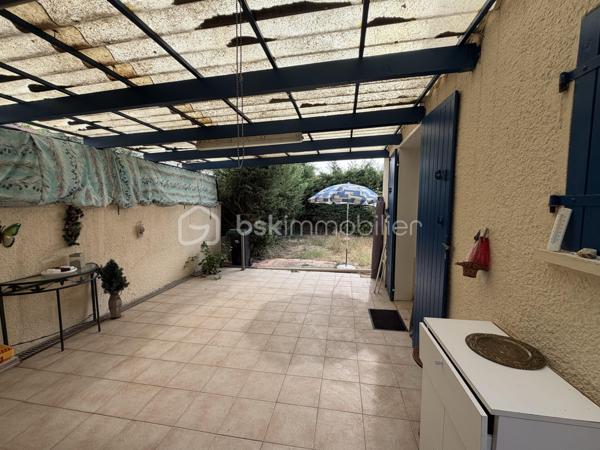 Maison en rez-de-chaussée dans un environnement calme tout en restant proche de toutes les commodités.
Elle est pourvue de 72 m² habitables, 3 chambres et un garage. 

Dès l'entrée, vous accédez a un hall, donnant sur une agréable pièce de vie lumineuse de 20.21 m² et à la une cuisine de 7 m².
La partie nuit est composée de trois chambres de 8 à 13.80 m²  avec placards integrés, une salle de bains ainsi qu'un WC séparé. 

Un garage de 15 m² complète l'ensemble, offrant un espace de stationnement ou de rangement appréciable.

À l'extérieur, vous profiterez d'un terrain entièrement clôturé de 405 m² agrémenté d'une terrasse.
Son jardin offre également la possibilité d'installer une petite piscine, afin de profiter pleinement des beaux jours.

Construite en de 1985, dans un ancien lotissement, la maison est équipée d'un chauffage central au gaz, de menuiseries PVC double vitrage, est une évacuation au tout-à-l'égout. 

Son emplacement privilégié donne accès aux proximité des commerces, des écoles et des principaux services, en fait un bien idéal pour une famille, un jeune couple pour un premier achat, ou un personne âgé recherchant la sécurité et les proximités.