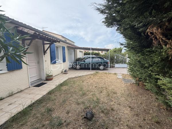 Maison en rez-de-chaussée dans un environnement calme tout en restant proche de toutes les commodités.
Elle est pourvue de 72 m² habitables, 3 chambres et un garage. 

Dès l'entrée, vous accédez a un hall, donnant sur une agréable pièce de vie lumineuse de 20.21 m² et à la une cuisine de 7 m².
La partie nuit est composée de trois chambres de 8 à 13.80 m²  avec placards integrés, une salle de bains ainsi qu'un WC séparé. 

Un garage de 15 m² complète l'ensemble, offrant un espace de stationnement ou de rangement appréciable.

À l'extérieur, vous profiterez d'un terrain entièrement clôturé de 405 m² agrémenté d'une terrasse.
Son jardin offre également la possibilité d'installer une petite piscine, afin de profiter pleinement des beaux jours.

Construite en de 1985, dans un ancien lotissement, la maison est équipée d'un chauffage central au gaz, de menuiseries PVC double vitrage, est une évacuation au tout-à-l'égout. 

Son emplacement privilégié donne accès aux proximité des commerces, des écoles et des principaux services, en fait un bien idéal pour une famille, un jeune couple pour un premier achat, ou un personne âgé recherchant la sécurité et les proximités.