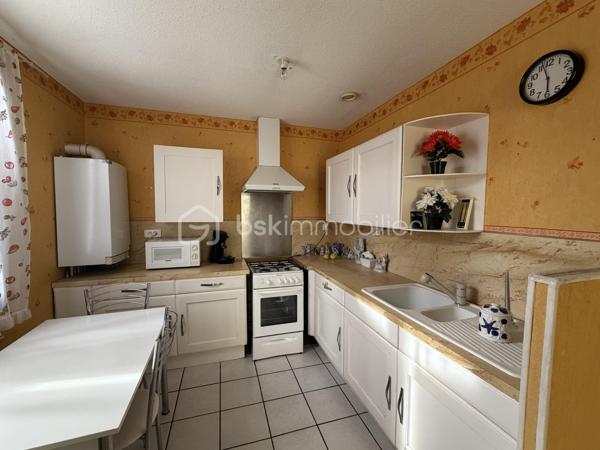 Maison en rez-de-chaussée dans un environnement calme tout en restant proche de toutes les commodités.
Elle est pourvue de 72 m² habitables, 3 chambres et un garage. 

Dès l'entrée, vous accédez a un hall, donnant sur une agréable pièce de vie lumineuse de 20.21 m² et à la une cuisine de 7 m².
La partie nuit est composée de trois chambres de 8 à 13.80 m²  avec placards integrés, une salle de bains ainsi qu'un WC séparé. 

Un garage de 15 m² complète l'ensemble, offrant un espace de stationnement ou de rangement appréciable.

À l'extérieur, vous profiterez d'un terrain entièrement clôturé de 405 m² agrémenté d'une terrasse.
Son jardin offre également la possibilité d'installer une petite piscine, afin de profiter pleinement des beaux jours.

Construite en de 1985, dans un ancien lotissement, la maison est équipée d'un chauffage central au gaz, de menuiseries PVC double vitrage, est une évacuation au tout-à-l'égout. 

Son emplacement privilégié donne accès aux proximité des commerces, des écoles et des principaux services, en fait un bien idéal pour une famille, un jeune couple pour un premier achat, ou un personne âgé recherchant la sécurité et les proximités.